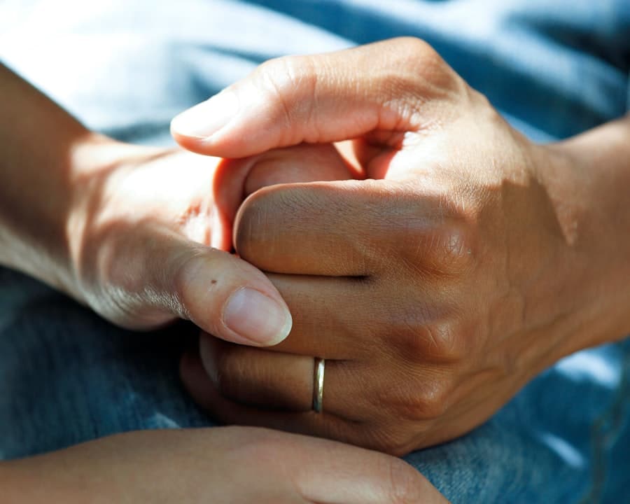 Mains d'un soignant accompagnant un patient, approche humaine du cabinet